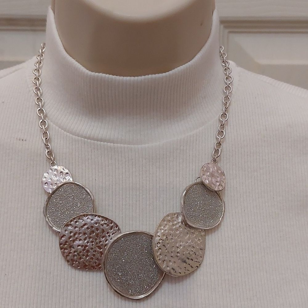 Overlapping Hammered and Glittery Metal Disc Silver Tone Necklace